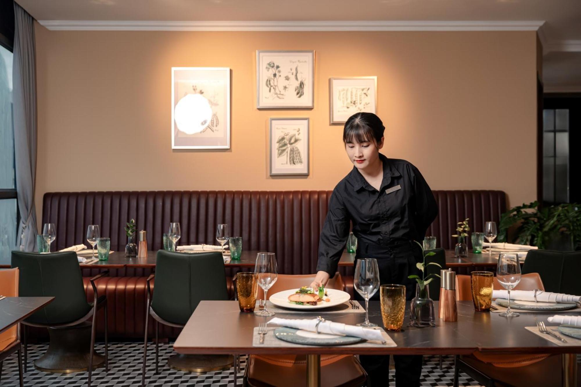 La Siesta Classic Hang Thung Hanoi Buitenkant foto A server at work