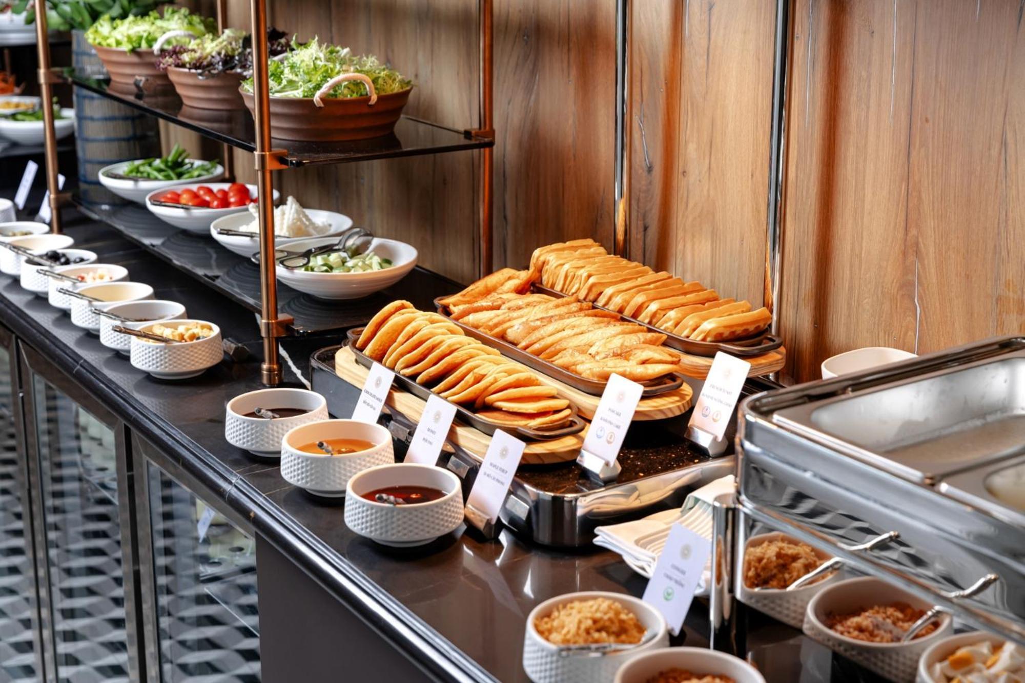 La Siesta Classic Hang Thung Hanoi Buitenkant foto A buffet at a hotel