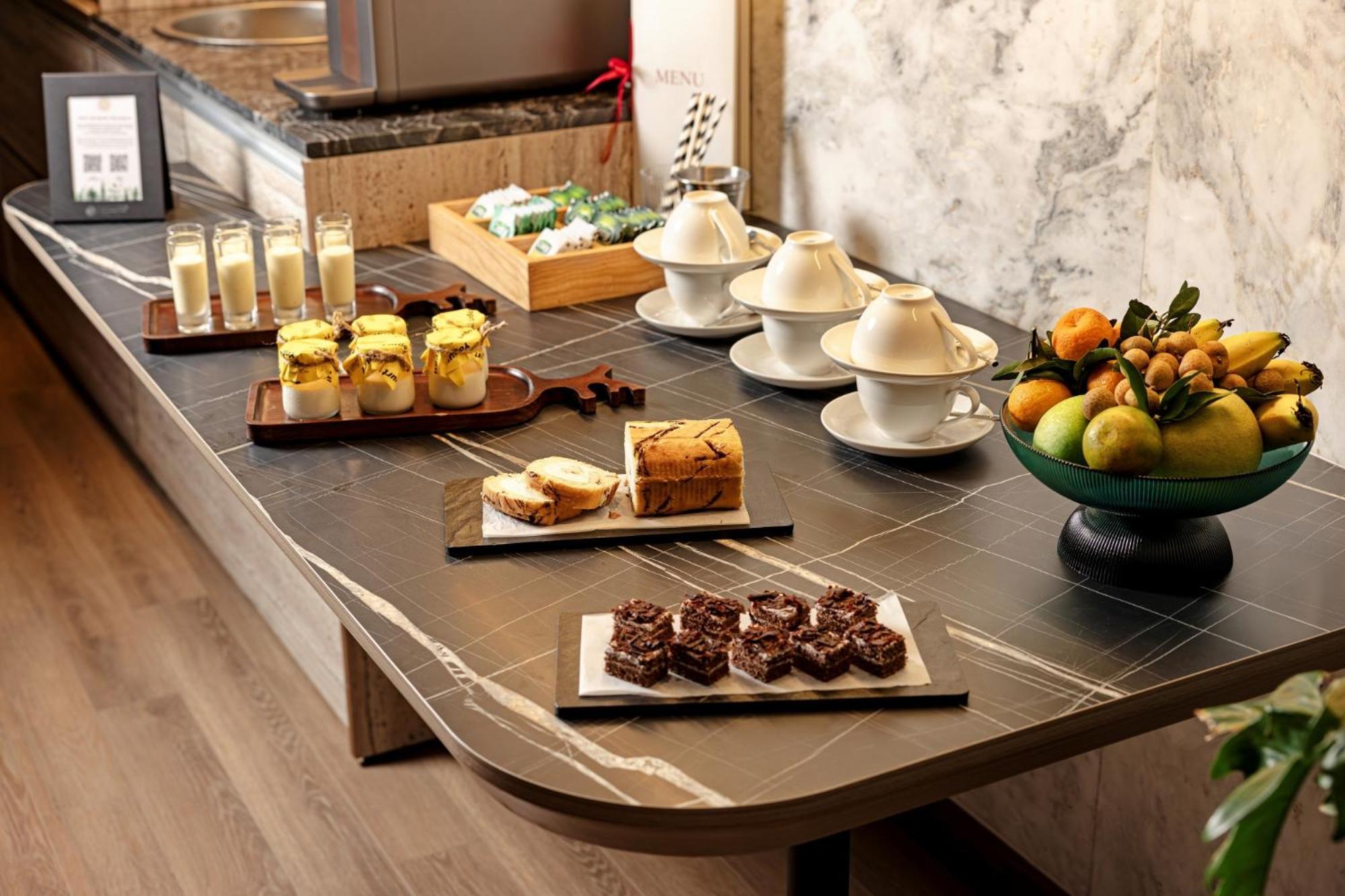 La Siesta Classic Hang Thung Hanoi Buitenkant foto A buffet with a selection of desserts